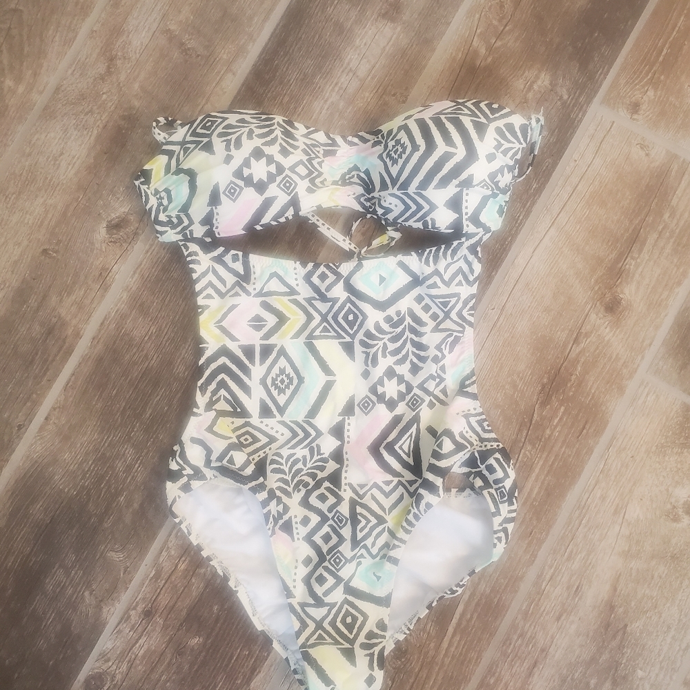 Billabong cut out swim suit size medium